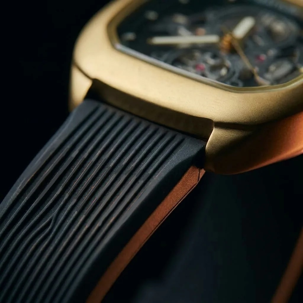 Matturi Onyx & Gold — ribbed rubber strap